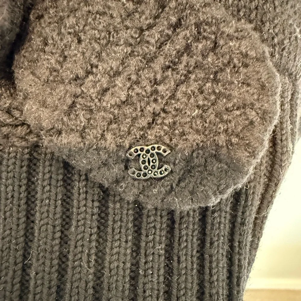💋CHANEL Black Floral Embellished‎ Sweater LB001-002
